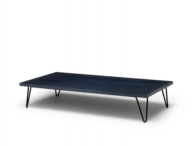 Blauer Overdyed Table Tisch von Diesel Living Moroso mit schwarzen Metallbeinen. Moderner Couchtisch.